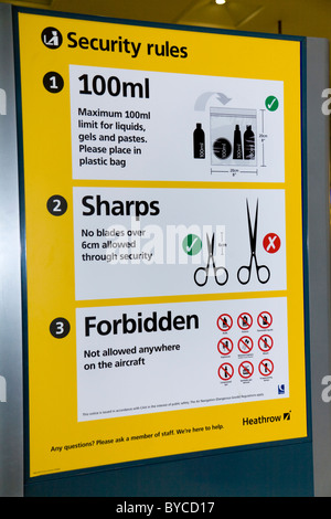 Panneau d'avertissement indiquant des articles dangereux, interdits et interdits lors du contrôle de sécurité – à l'enregistrement des passagers – à l'aéroport de Londres Heathrow T1. ROYAUME-UNI Banque D'Images