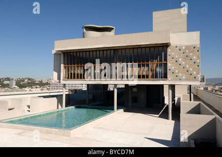 Terrasse sur le toit et piscine de la Cité radieuse ou unité d'habitation immeuble d'appartements par le Corbusier, Marseille Provence France Banque D'Images