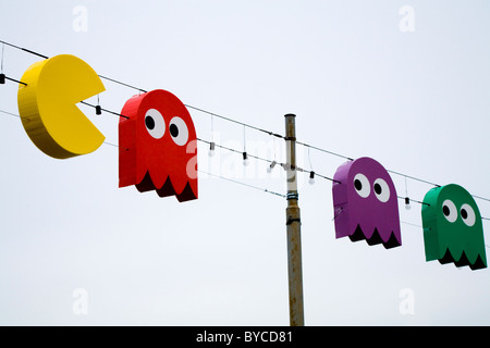 Lumières de Noël suisse en forme de Pac Man / Pac Hommes / personnages de jeu vidéo Pacman, par Lac / Lake Geneva. Genève. La Suisse. Banque D'Images