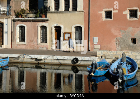 Femme marche le long des quais du Canal en terrasses avec le logement, l'Île Brescon ou Island, Martigues (la Venise Provençale'), France Banque D'Images