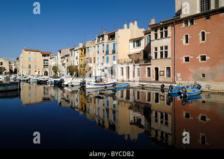 Réflexions et maisons canalside sur le Miroir aux oiseaux, Île de Brescon, Martigues (la Venise de Provence), Provence France Banque D'Images