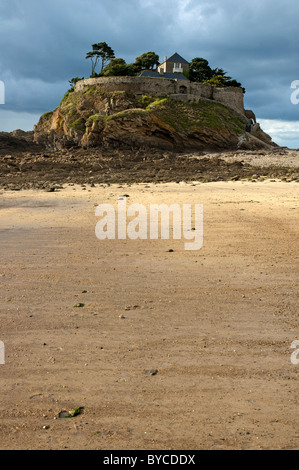 Anse Du Guesclin, une maison sur un rocher sur la plage près de St Coulomb, Ille-et-Vilaine, Bretagne, France Banque D'Images