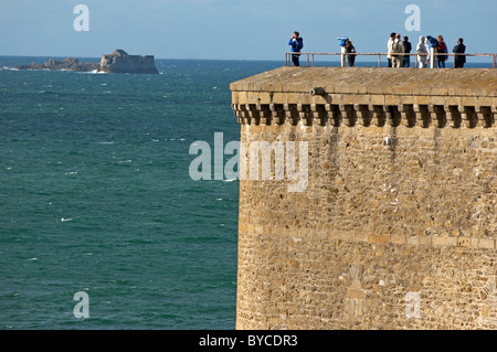 Les touristes à la mer depuis le haut de la tour Bidouane, Saint Malo, Bretagne, France. Banque D'Images