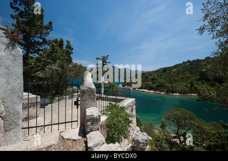 Croix en pierre donnant sur le Veliko jezero, île de Mljet Croatie Banque D'Images