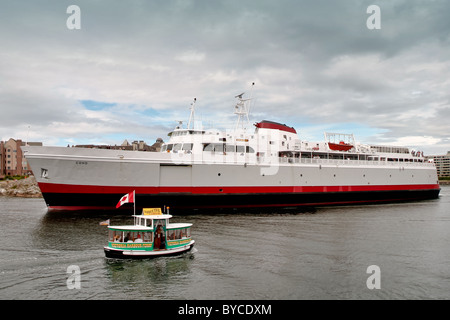 L'un des nombreux ferries Port Victoria pottering le long Banque D'Images