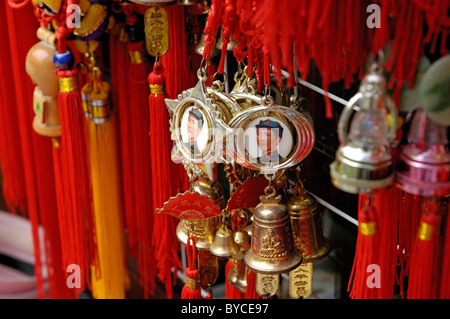 Souvenirs - Chia / Mao Zedong Mao Tse-tung médailles accroché dans un étal extérieur souvenirs Behai Park, Beijing, Chine. Banque D'Images