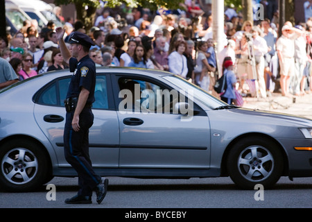 Agent de police de Boston, diriger la circulation sur une rue de la ville. Banque D'Images