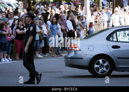 Agent de police de Boston, diriger la circulation sur une rue de la ville. Banque D'Images