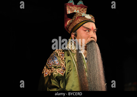 Chine opera homme avec longue barbe Banque D'Images