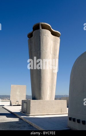 L'arbre de ventilation en béton sur le toit-terrasse de la Cité Radieuse ou unité d'Habitation de Le Corbusier, Marseille, France Banque D'Images