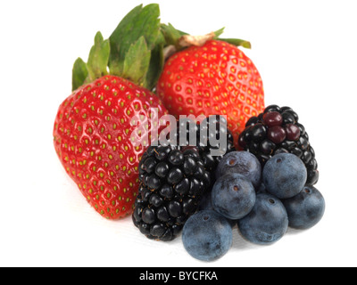 Une sélection de produits de baies d'été y compris les fraises, les mûres et les bleuets sur un fond blanc avec aucun peuple et Copy space Banque D'Images