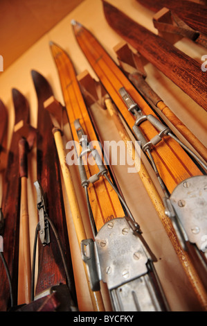 Vintage skis sur un porte-skis Banque D'Images