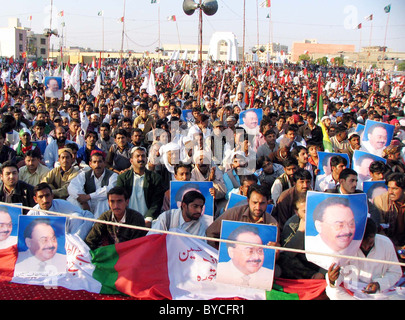 Les partisans de l'Muttehda Qaumi Movement écouter des discours, chef du MQM Altaf Hussain au cours de réunion publique "Qaumi (National) Yakjehti Banque D'Images