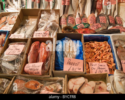 Le marché aux poissons de Billingsgate compteur, Londres UK Banque D'Images