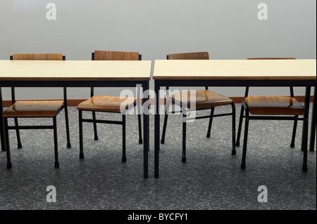 Bureaux et chaises à une classe vide Banque D'Images