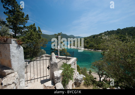 Croix en pierre donnant sur le Veliko jezero, île de Mljet Croatie Banque D'Images