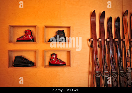 Vintage Chaussures de ski et les skis sur un ski lodge Banque D'Images