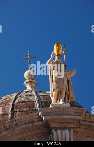 La sculpture de Saint Blaise sur le toit de l'église, de la côte dalmate, Dubrovnik, Croatie, centre historique Banque D'Images