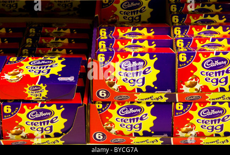 Boîtes de Cadbury creme oeufs dans un supermarché au Royaume-Uni Banque D'Images