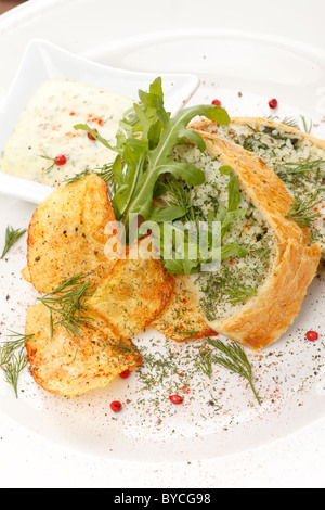 Tarte avec la sauce de poisson et les chips de pomme de terre Banque D'Images