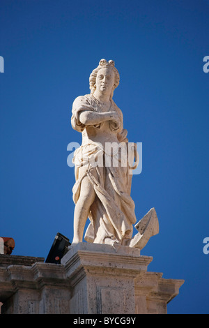 Sculpture sur toit de la cathédrale de Dubrovnik, Croatie, la côte dalmate, centre historique, Croatie Banque D'Images