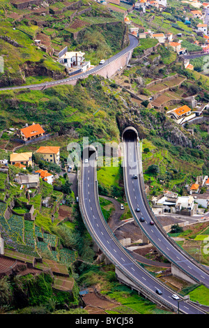 Entrée d'un tunnel routier sur l'île de Madère, Portugal Banque D'Images