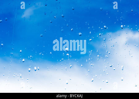 Rainsdrops sur une fenêtre Banque D'Images