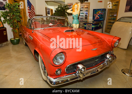 1955 Ford Thunderbird sur l'affichage à la Classic Car Museum, Qwara, Malte. Banque D'Images