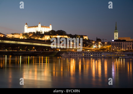 - Château de Bratislava et du Danube, dans la nuit Banque D'Images