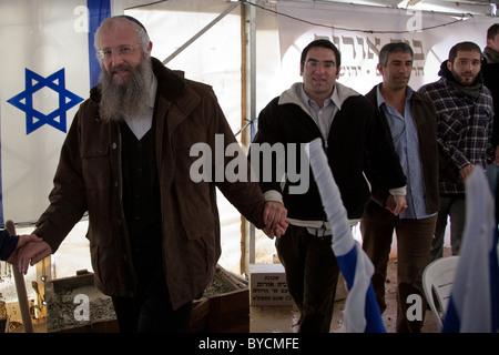 Dani rabbin Issac, chef de Yeshiva Bet-Orot, conduit ses élèves dans le chant et la danse lors d'une cérémonie à Bet-Orot réglage pierre angulaire Banque D'Images