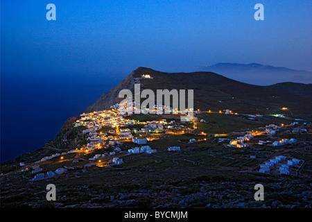 Vue panoramique de la hora ('capital") de l'île de Folegandros, avec le 'lonely'''église de la Vierge Marie sur le dessus. Cyclades, Grèce Banque D'Images