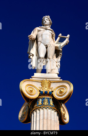 Statue d'Apollon, dieu de la musique, tenant une lyre, en face de l'Académie d'Athènes. Banque D'Images