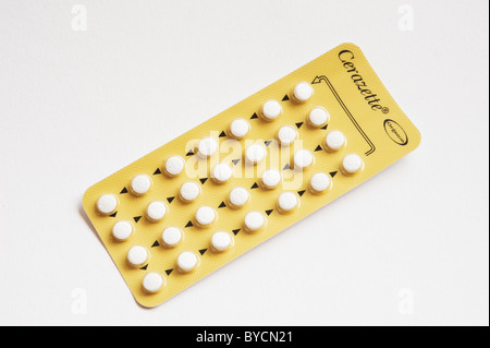 Cerazette - un œstrogène-progestatif seul, sans pilule contraceptive orale - isolé sur un fond blanc. Banque D'Images