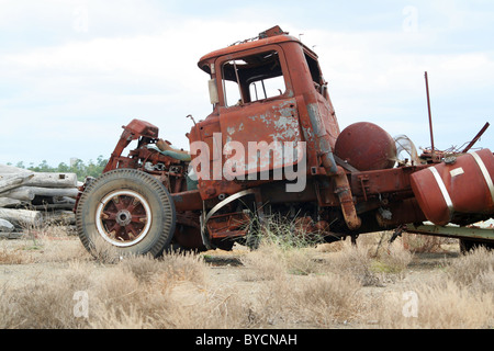 Vieux camion rouillé et naufragé sur un parc à ferrailles Banque D'Images