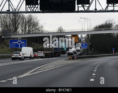 La conduite sur autoroute M27 dans le Hampshire UK, jonction de M271 Banque D'Images