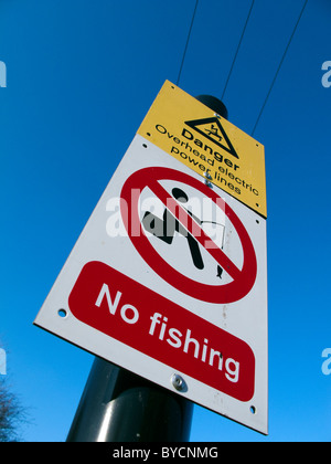 Un Danger des lignes électriques aériennes, aucun signe de pêche Banque D'Images