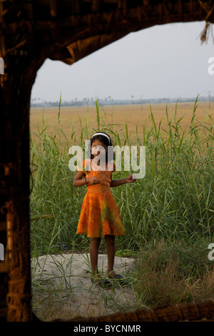 Jeune indienne sur les rives du canal, vu d'une péniche, Kerala, Inde du sud Banque D'Images