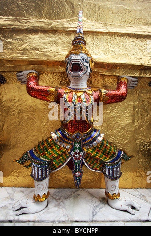 Figure mythologique gardant le temple bouddhiste dans le grand palace, Bangkok Banque D'Images