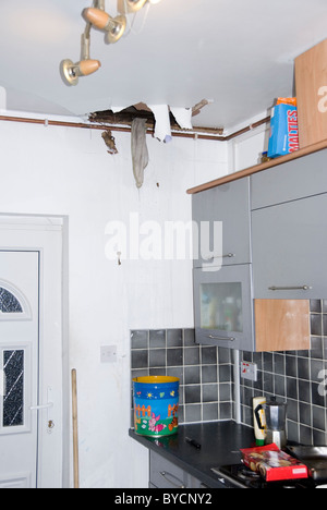 Gros trou déchiré en plafond Cuisine et fuite d'eau à partir de l'éclatement d'un tuyau, une maison d'habitation à l'intérieur, Sheffield déc 2010 Banque D'Images