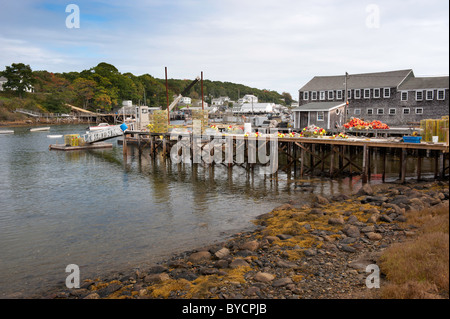 Quai de pêche au homard dans le petit village côtier de Nouvelle Angleterre New Harbor, Maine Banque D'Images