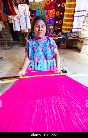 Femme tissant de Zinacantán, Chiapas, Mexique, 10 km à l'extérieur de San Cristobal de las Casas Banque D'Images