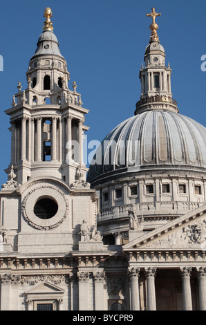 Close up detail du nord de la tour de l'horloge et le dôme de la Cathédrale St Paul vu de Ludgate Hill, Londres, Royaume-Uni. Banque D'Images