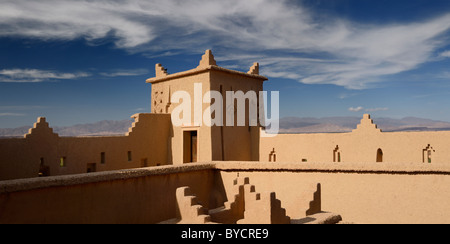 Panorama de montagnes du Haut Atlas à partir de la Kasbah Ait Ben Moro la boue sur le toit du bâtiment au Maroc Banque D'Images