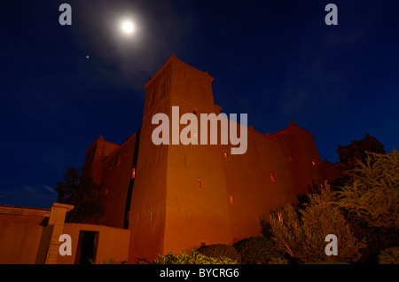 Kasbah Ait Ben Moro la nuit avec les étoiles et la pleine lune à Skoura Maroc Banque D'Images