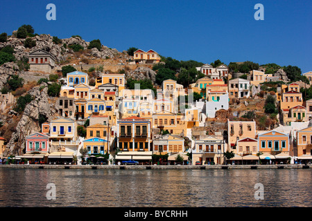 Vue partielle de Gyalos village, capitale et port principal de l'île de Symi, Dodécanèse, Grèce Banque D'Images