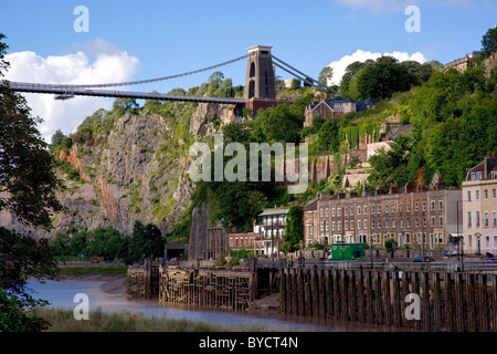 Bristol de condensats chauds avec Clifton Suspension Bridge enjambant les roches Avon Gorge railway Georgian spa et quais abandonnés Banque D'Images