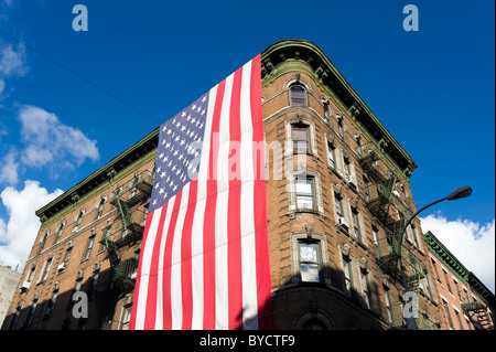 Stars and Stripes drapeau américain trouver au côté d'un immeuble, New York City, USA Banque D'Images