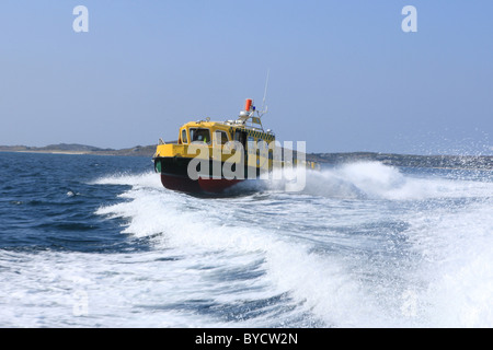 Bateau ambulance l'Étoile de la vie humaine en mer au large de St Mary's sur les îles Scilly, UK Angleterre elle opère à partir de Hugh Town Banque D'Images