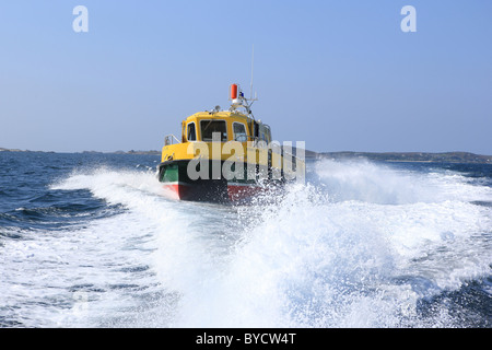 Bateau ambulance l'Étoile de la vie humaine en mer au large de St Mary's sur les îles Scilly, UK Angleterre elle opère à partir de Hugh Town Banque D'Images