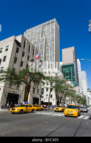 Les taxis jaunes sur la Cinquième Avenue, New York City, USA Banque D'Images